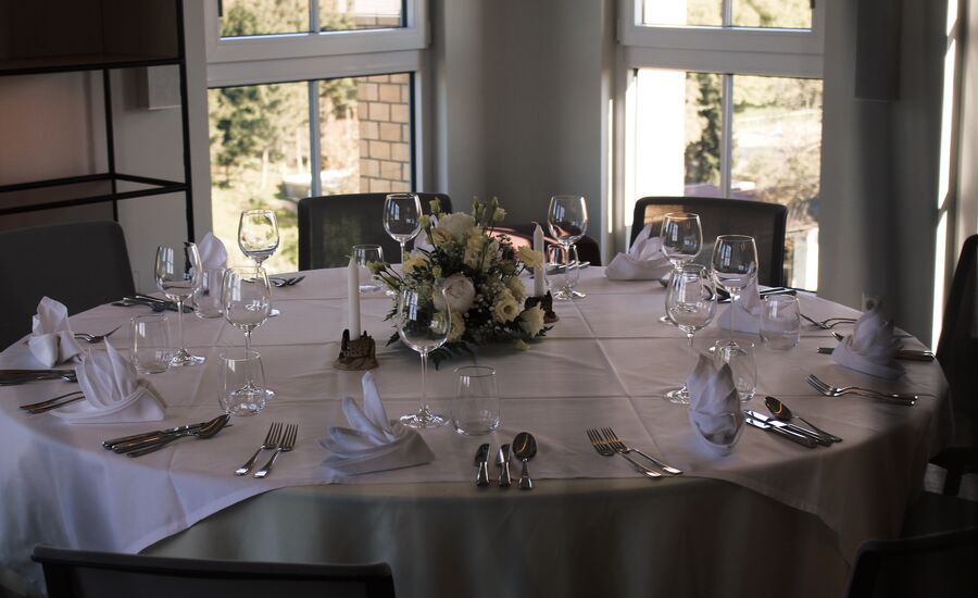 Edles Besteck auf rundem Tisch