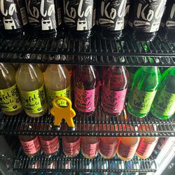 Automat, der eine breite Auswahl an bunten Getränken in Glas- oder Plastikflaschen bietet