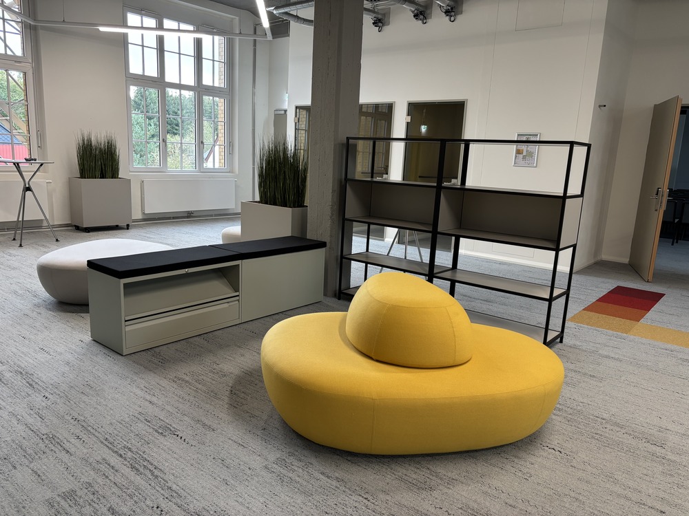 Foyer mit Sitzmöglichkeiten und Regal